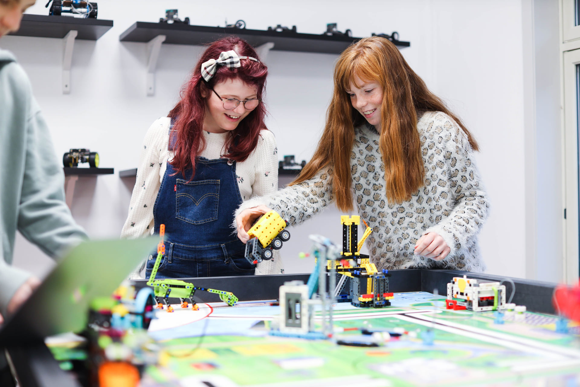 To elever jobber med lego i forbindelse med First Lego League på Akademiet Realfagsskole Drammen