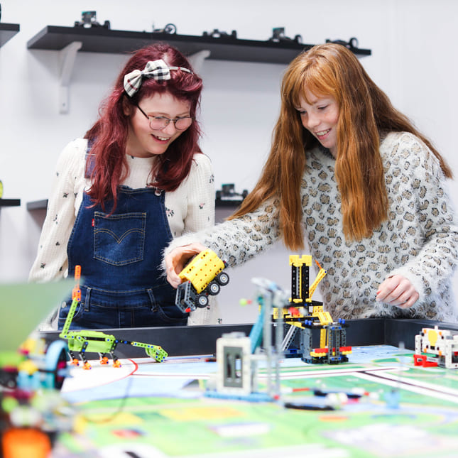 To elever jobber med lego i forbindelse med First Lego League på Akademiet Realfagsskole Drammen