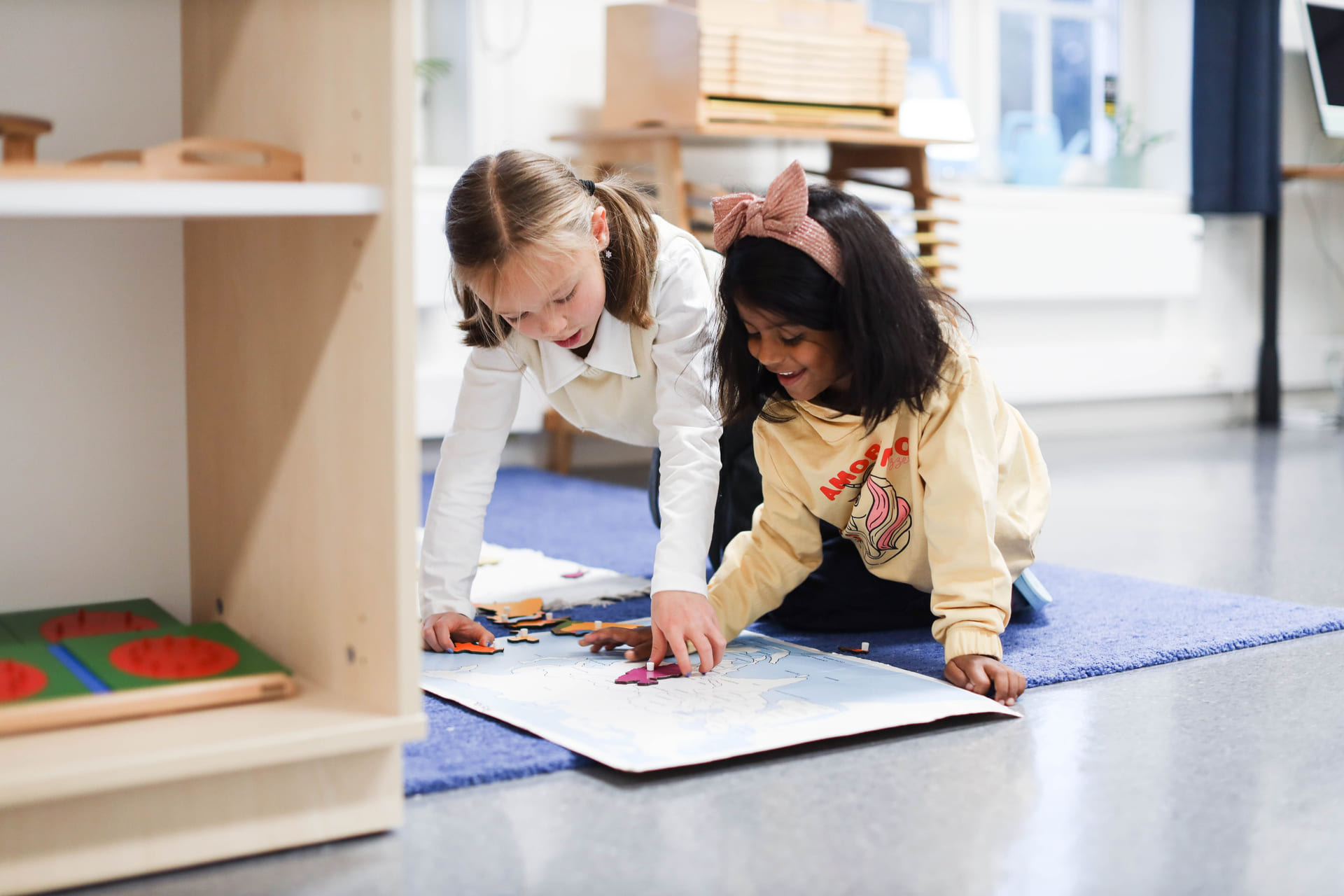 To elever på barneskolen på Akademiet Realfagsskole Drammen