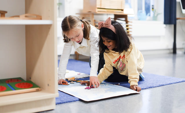 To elever på barneskolen på Akademiet Realfagsskole Drammen