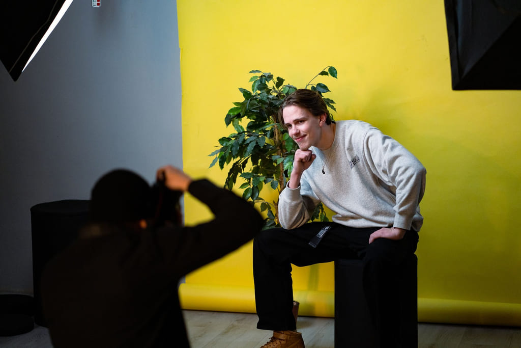 Elever på medier og kommunikasjon i studio