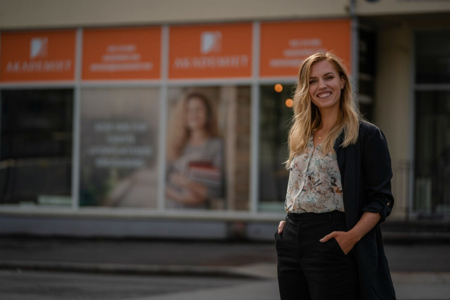 Annette Høisæter utenfor Akademiet Bergen