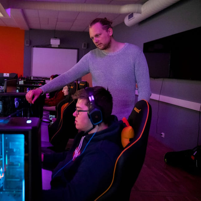 Elev og mentor spiller E-sport på Akademiet