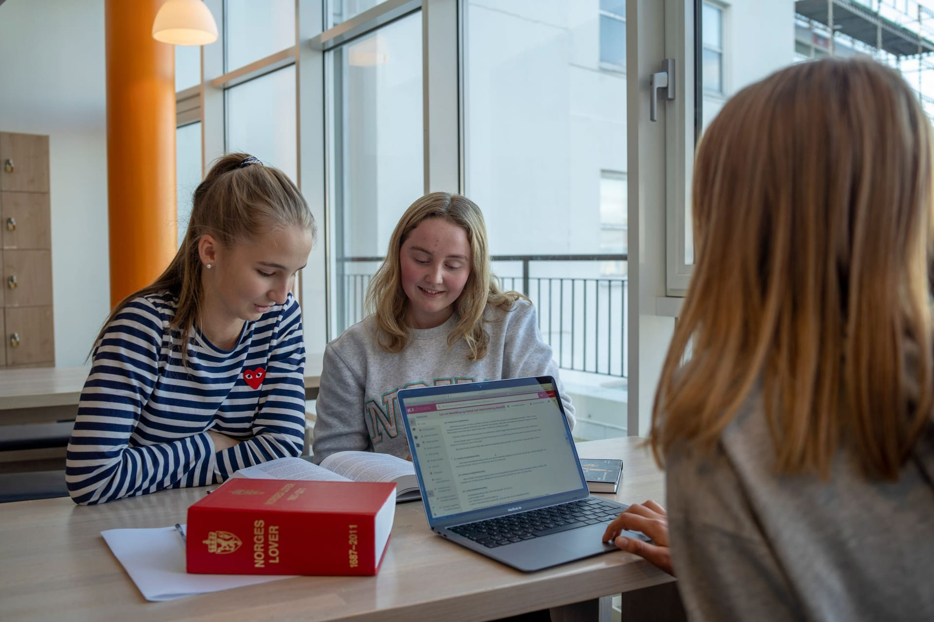 Tre elever på Akademiet jobber med juss