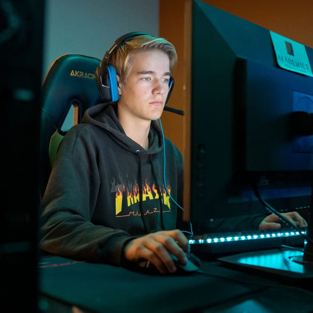 Elev spiller e-sport på Akademiet.