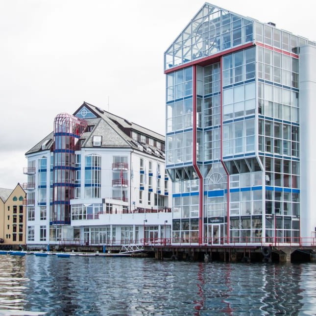 Akademiet VGS Ålesund hvor bygget sees ved vannkanten