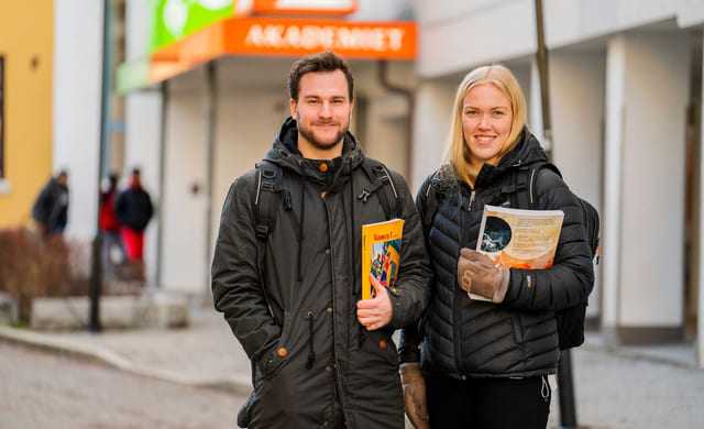 To privatister står utenfor skolen på Akademiet Privatistskole