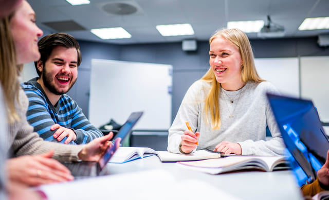 Elever på Akademiet Privatistskole jobber i kollokviegruppe