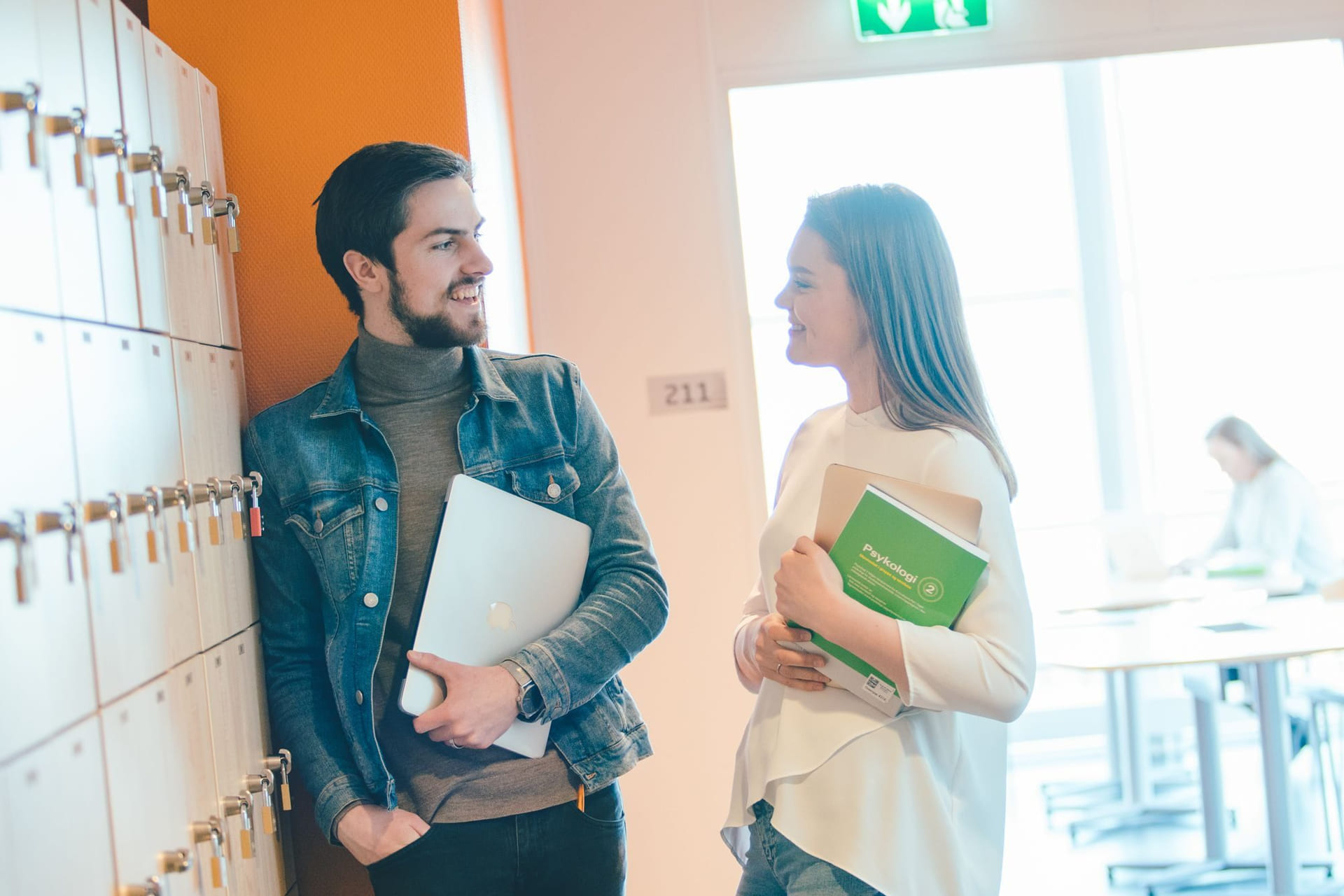 To privatister står i gangen på Akademiet Privatistskole