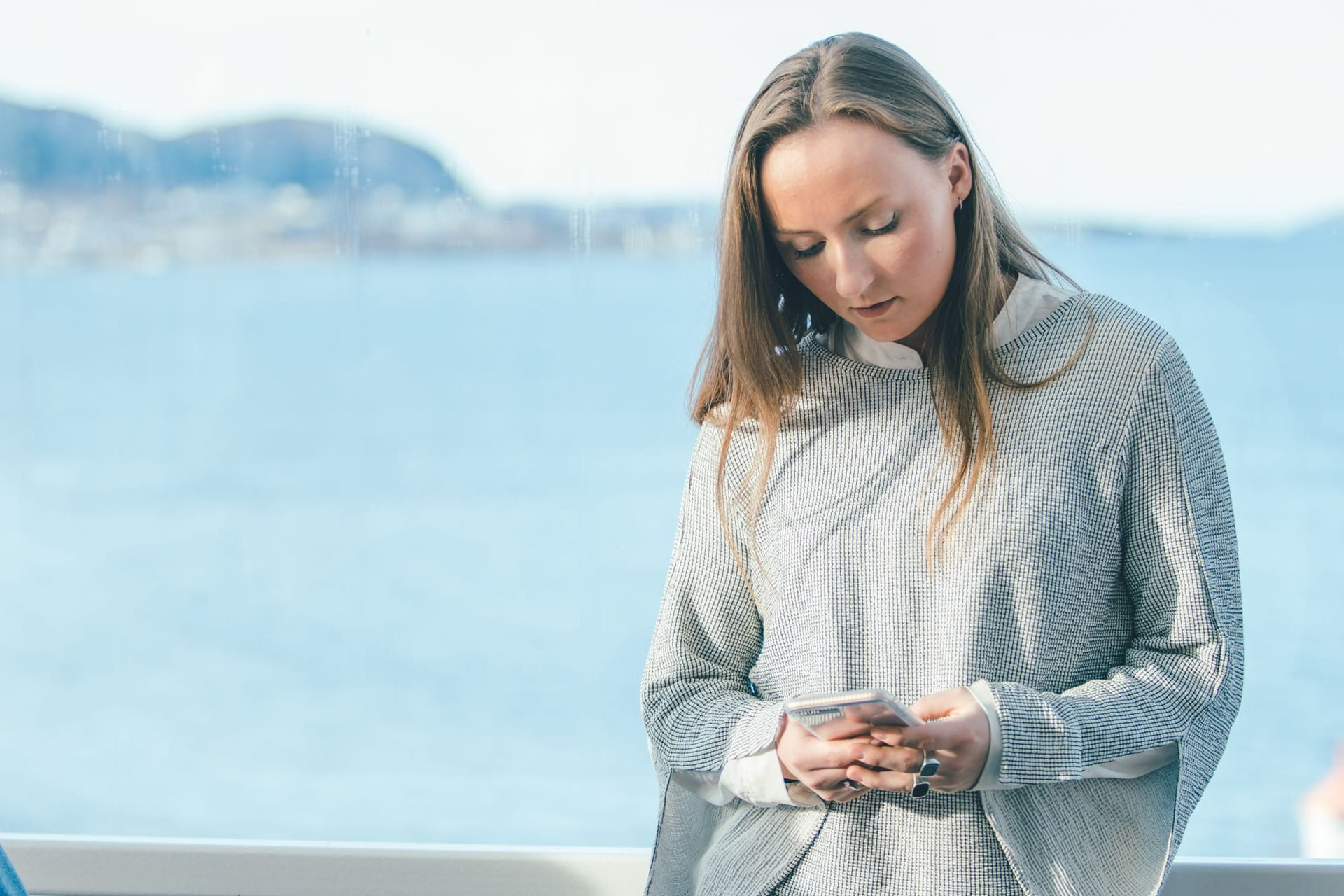 Elev på Akademiet kikker på telefonen