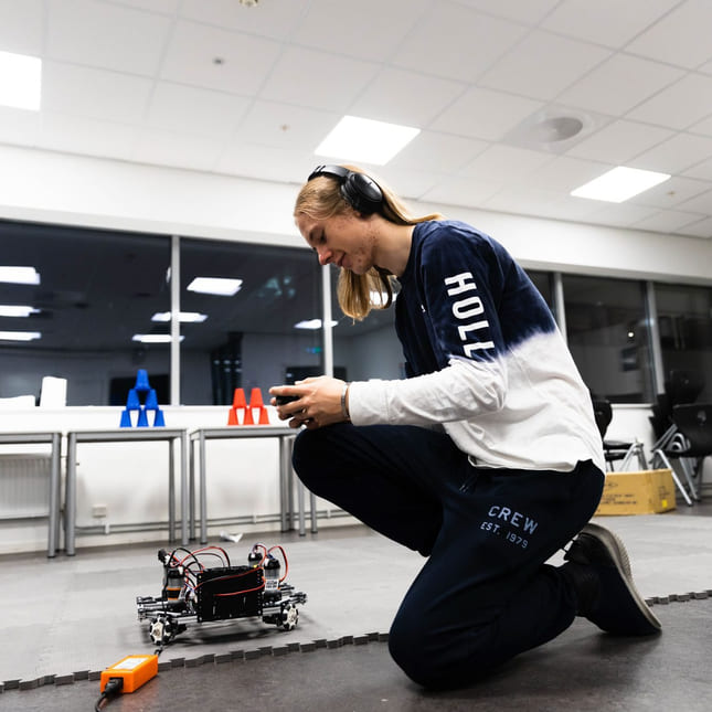 Elev jobber med robot på Akademiet Realfagsgymnas Sandvika