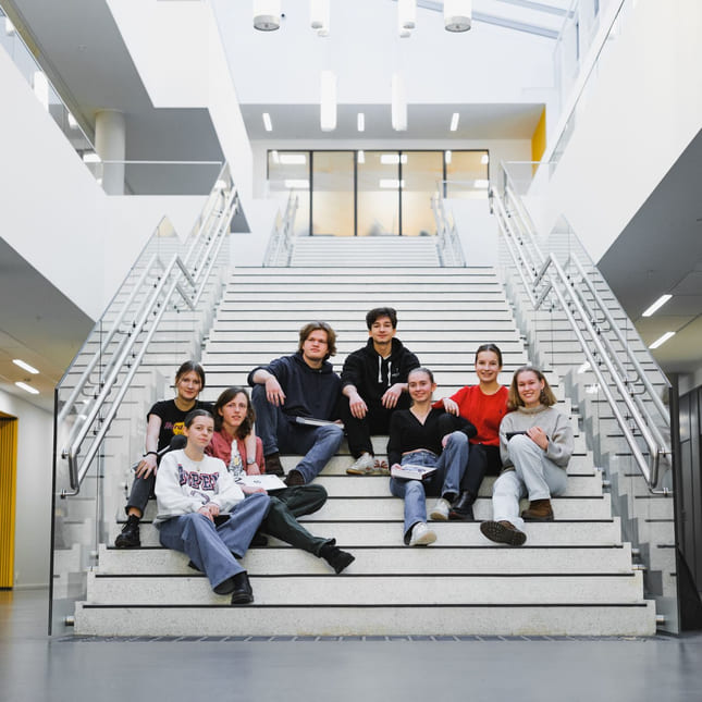 Elever sitter i trappa på Akademiet Realfagsgymnas Sandvika