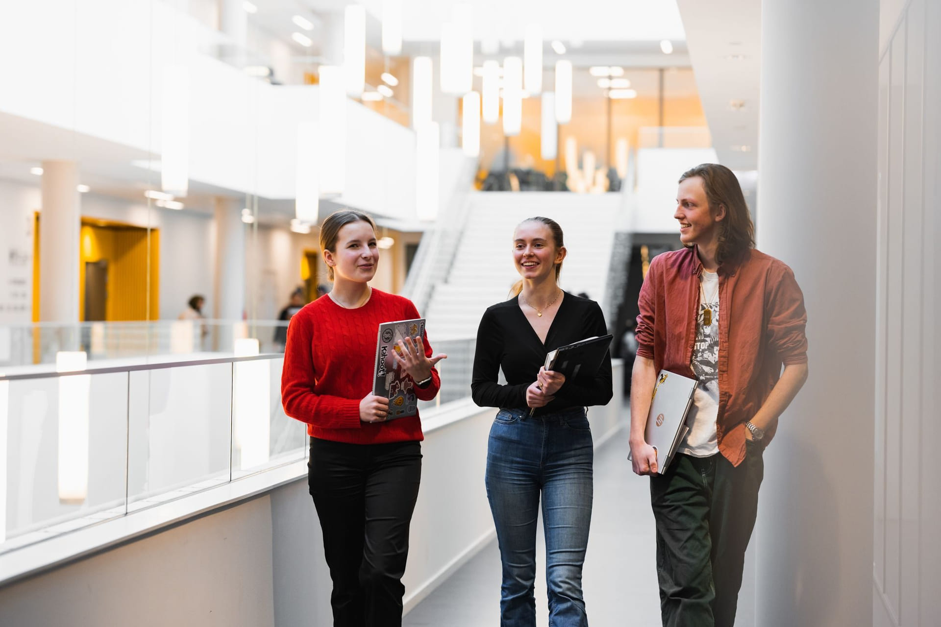 Tre elever går i gangen på Akademiet Realfagsgymnas Sandvika