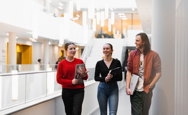 Tre elever går i gangen på Akademiet Realfagsgymnas Sandvika