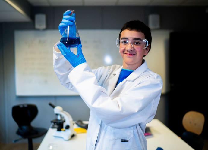 Realfagselev på Akademiet Realfagsskole Drammen holder frem utstyr