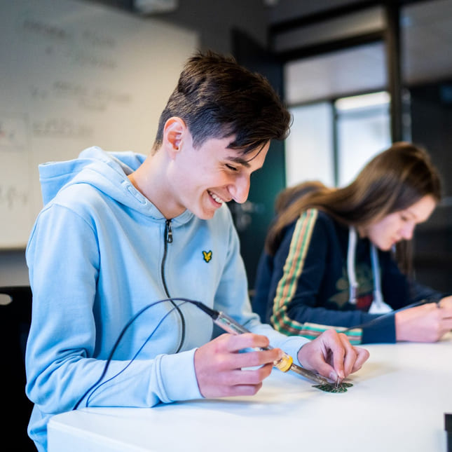 To ungdommer jobber med realfag på Akademiet Realfagsskole Drammen
