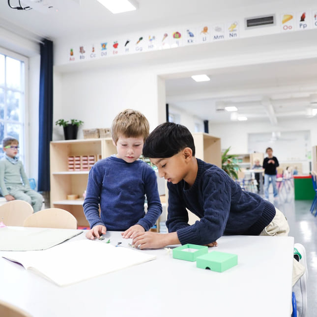 To barneskoleelever på Akademiet Realfagsskole Drammen