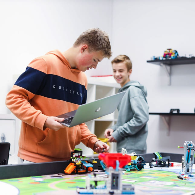 To ungdomsskoleelever på Akademiet Realfagsskole Drammen jobber med lego