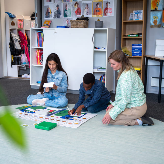 Elever jobber med montessorimateriell på Akademiet Realfagsskole Drammen