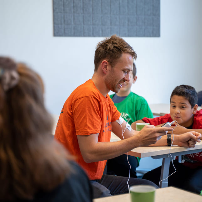 Lærer og elever på Akademiet Realfagsskole Drammen jobber fokusert i klasserommet