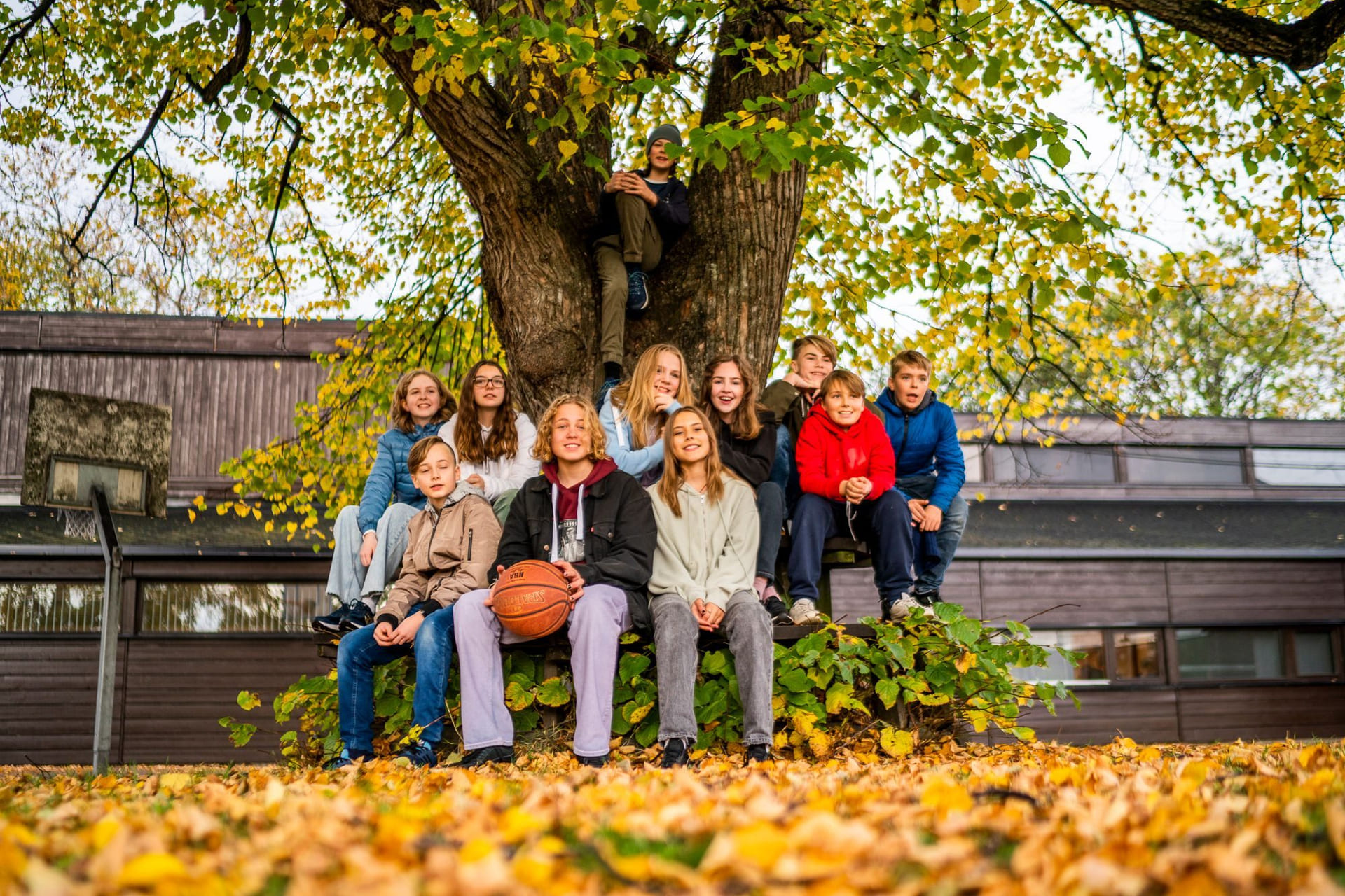 Elever på Akademiet Realfagsskole Oslo er samlet i skolegården