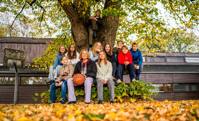 Elever på Akademiet Realfagsskole Oslo er samlet i skolegården