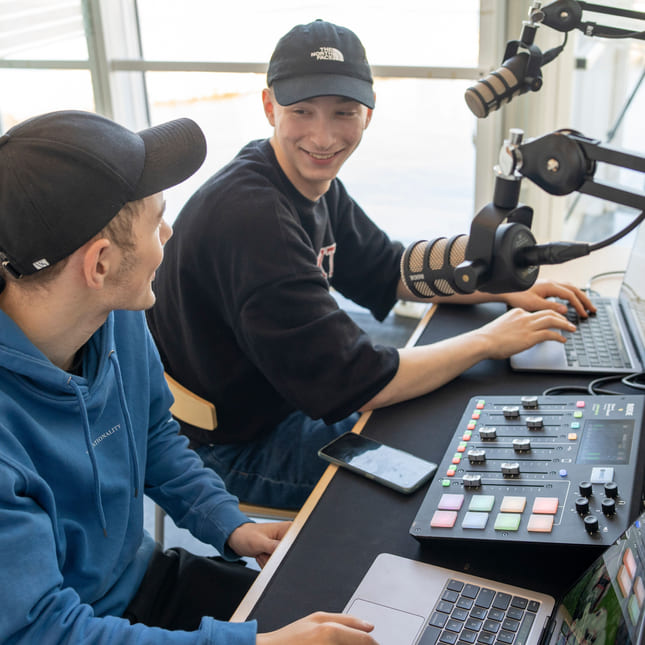 Elever på medier og kommunikasjon i studio