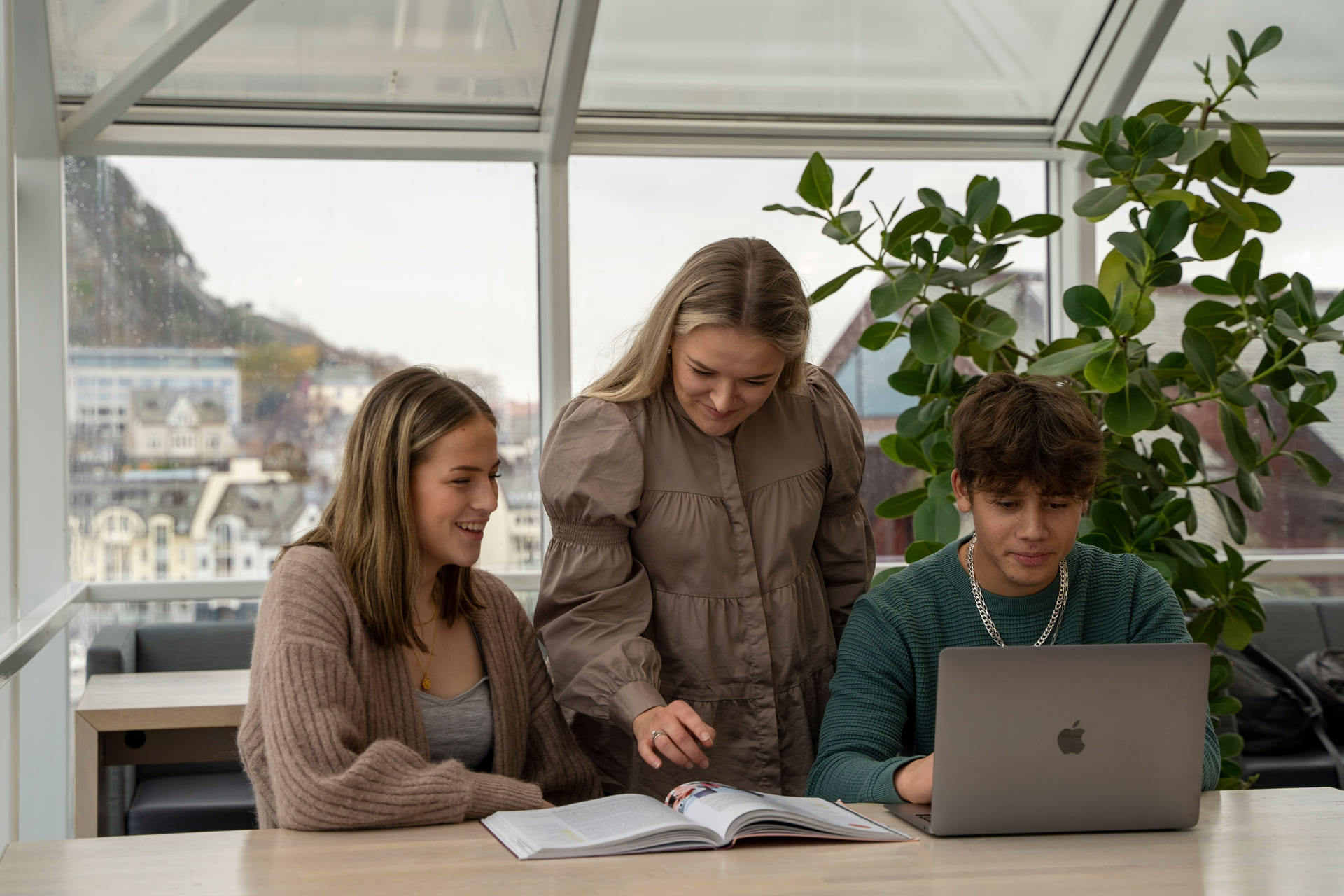 Mentor og elever på Akademiet