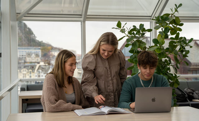 Mentor og elever på Akademiet