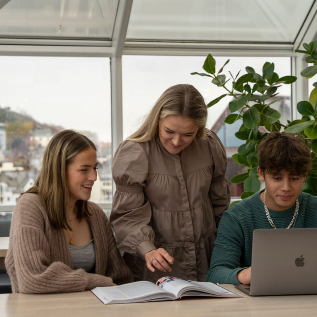 Mentor og elever på Akademiet