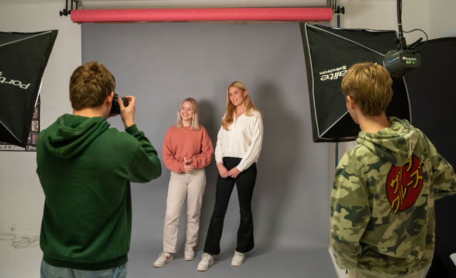 Elever på medier og kommunikasjon i studio