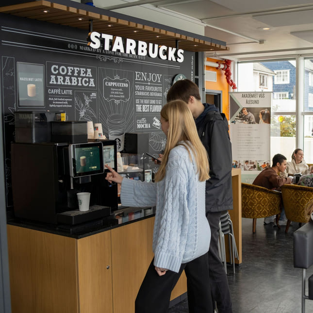 Elever på Akademiet henter kaffe på Starbucks