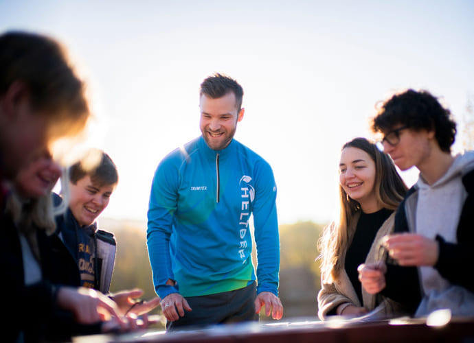 Aktiv-lærer og elever har skoletime utendørs.