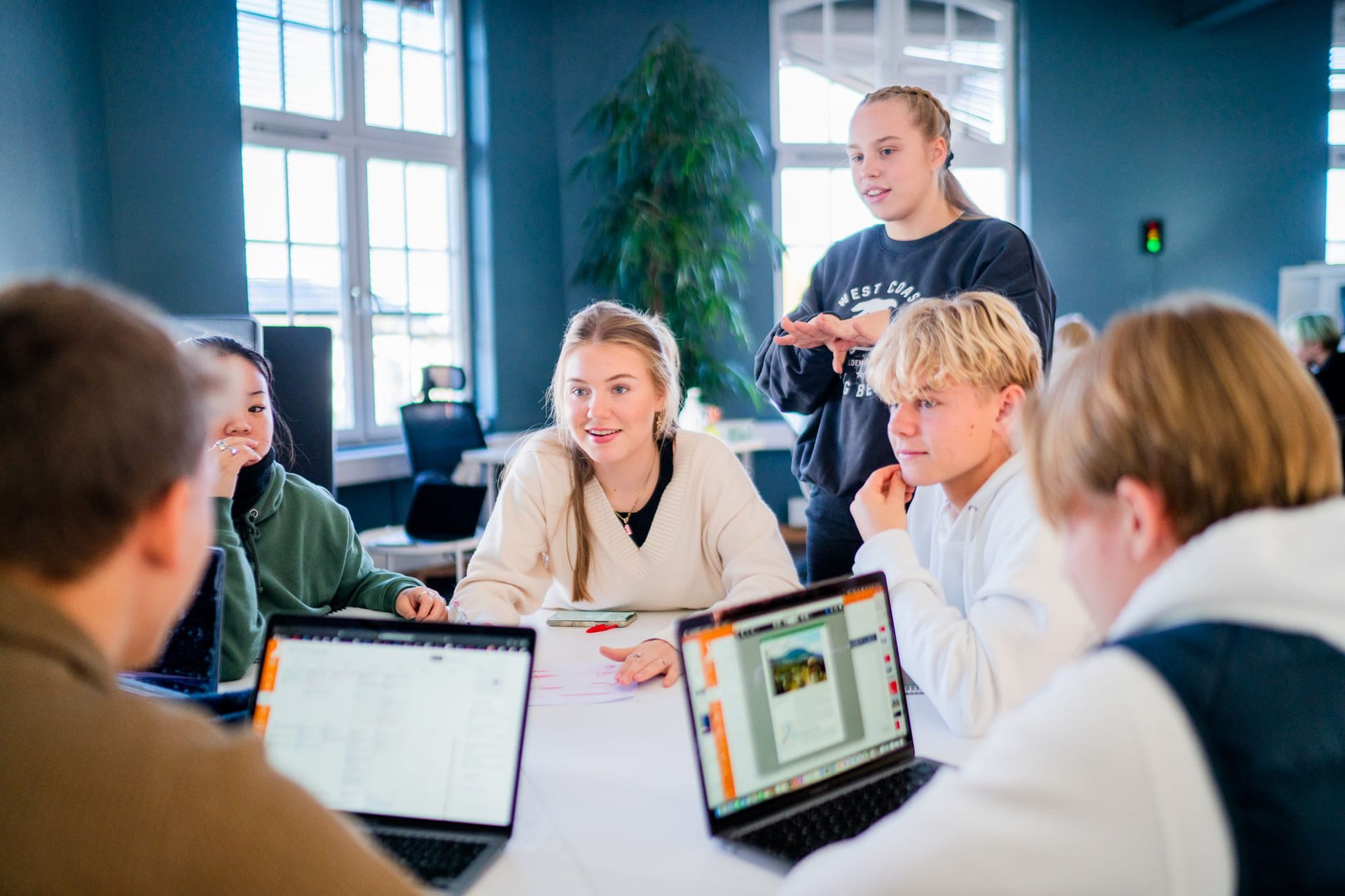 Elever på Akademiet studiespesialisering prater om fag