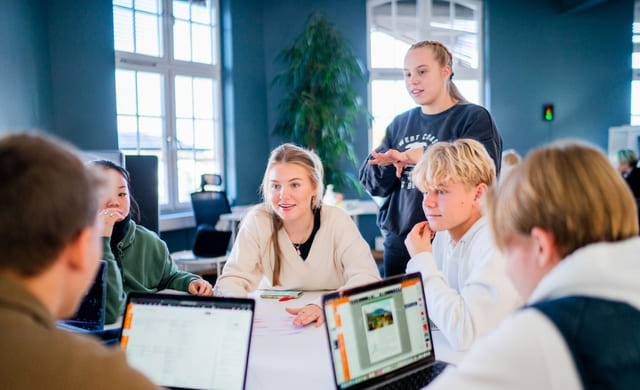 Elever på Akademiet studiespesialisering prater om fag