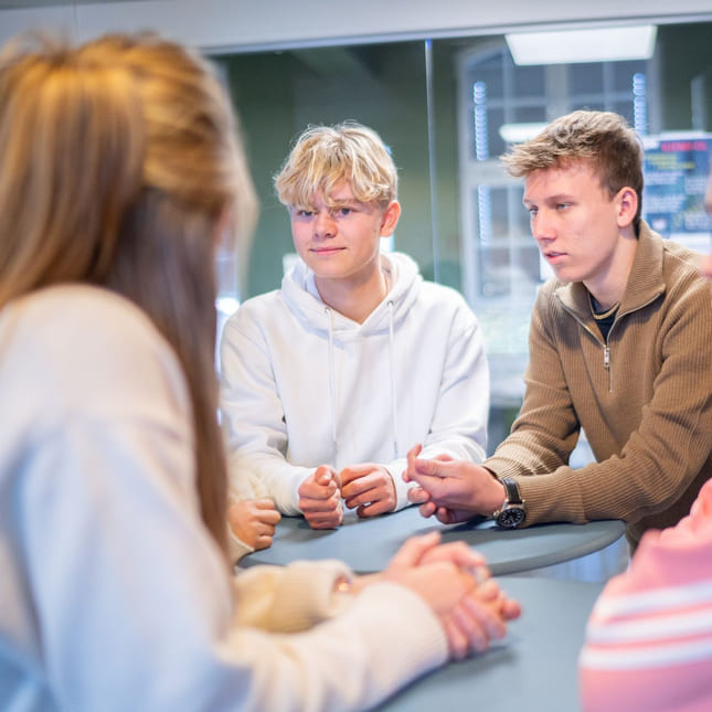 Elever prater sammen på Akademiet VGS