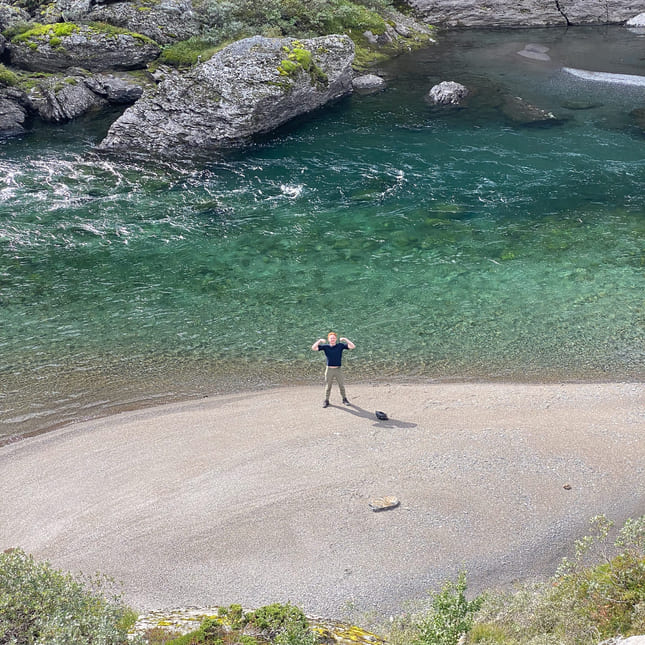 Gutt poserer ved en bekk på vei over Rallarvegen