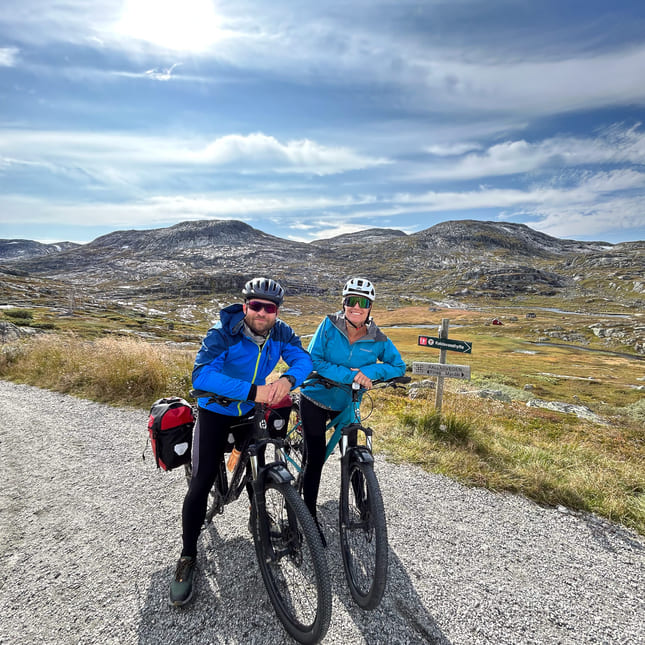To lærere på sykkel på Rallarvegen
