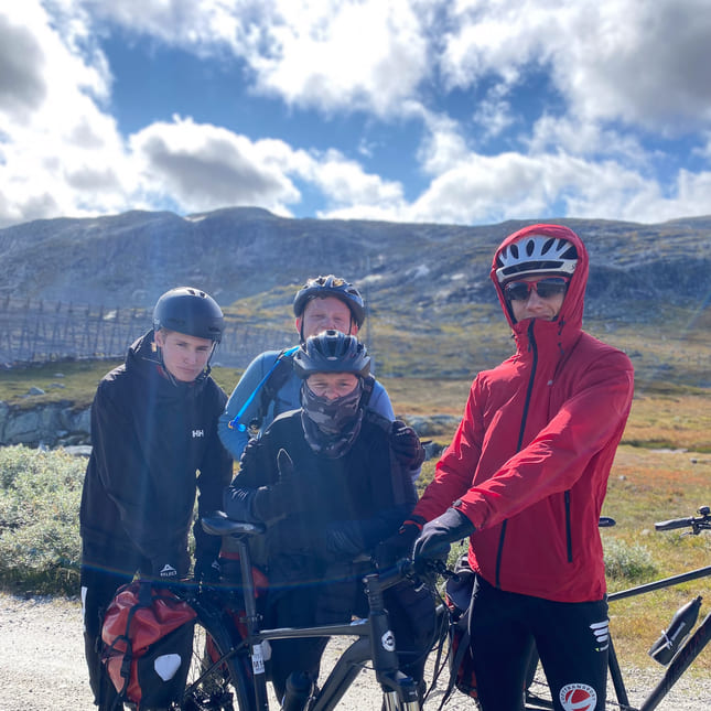 Lærer og elever på sykkeltur over Rallarvegen.