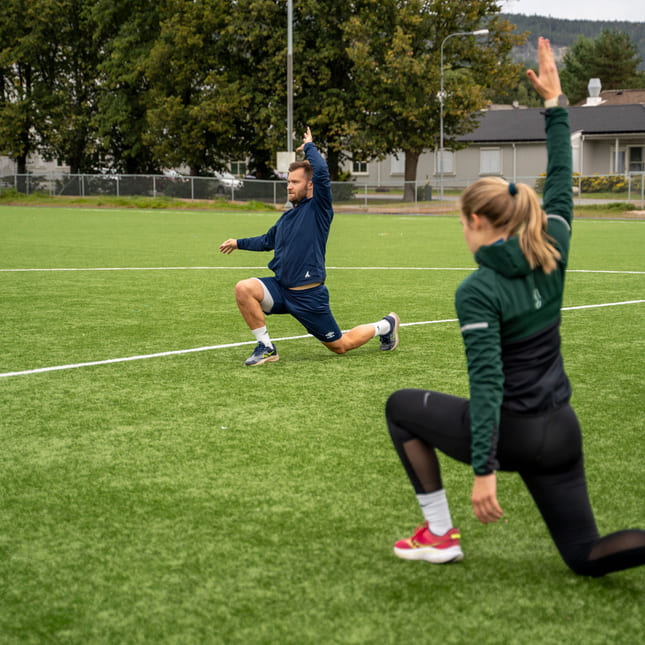 Lærer og elever på akademiet aktiv trener på en gressbane i Drammen