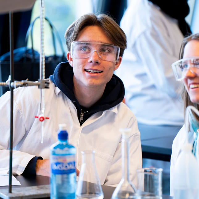 To elever smiler i realfagstimen på Akademiet