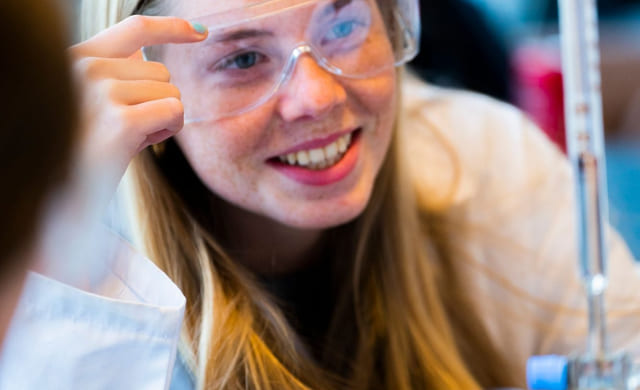 Elev med beskyttelsesbriller har undervisning i realfag på Akademiet