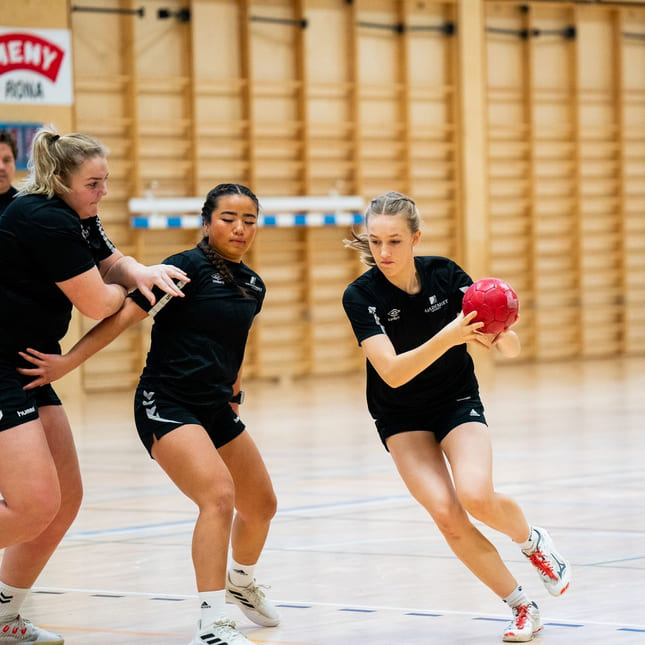 Elev trener håndball på Akademiet Toppidrett