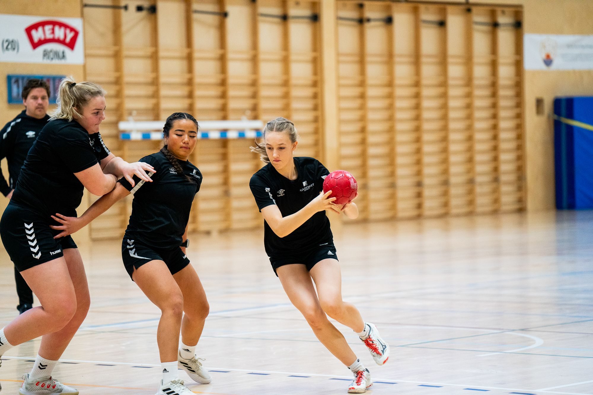 Elev trener håndball på Akademiet Toppidrett