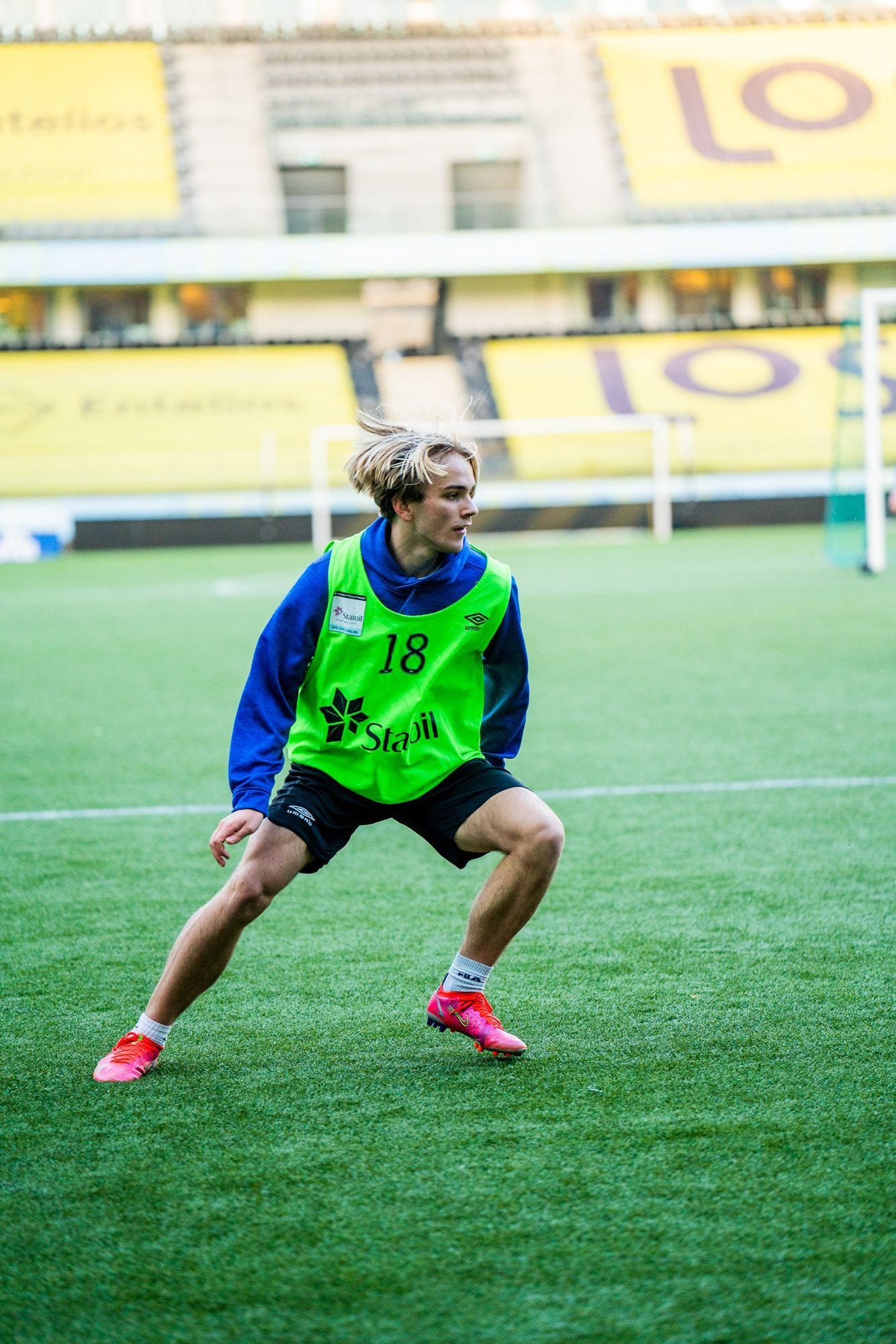 Elev trener fotball på Akademiet Toppidrett