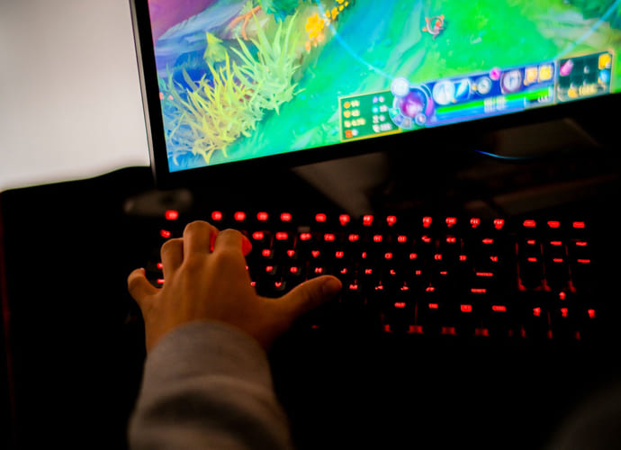 Elev spiller E-sport på Akademiet