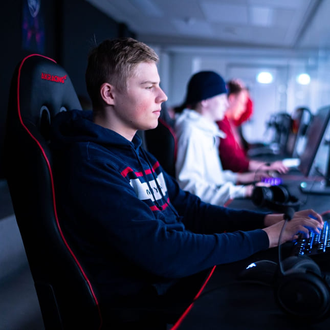 Elev spiller E-sport på Akademiet