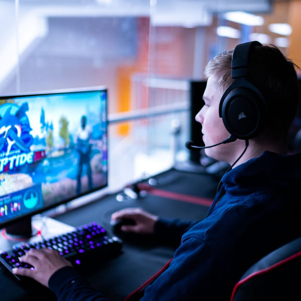 Elev spiller E-sport på Akademiet