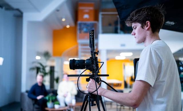 Elev på Medier og kommunikasjon med filmkamera på produksjon