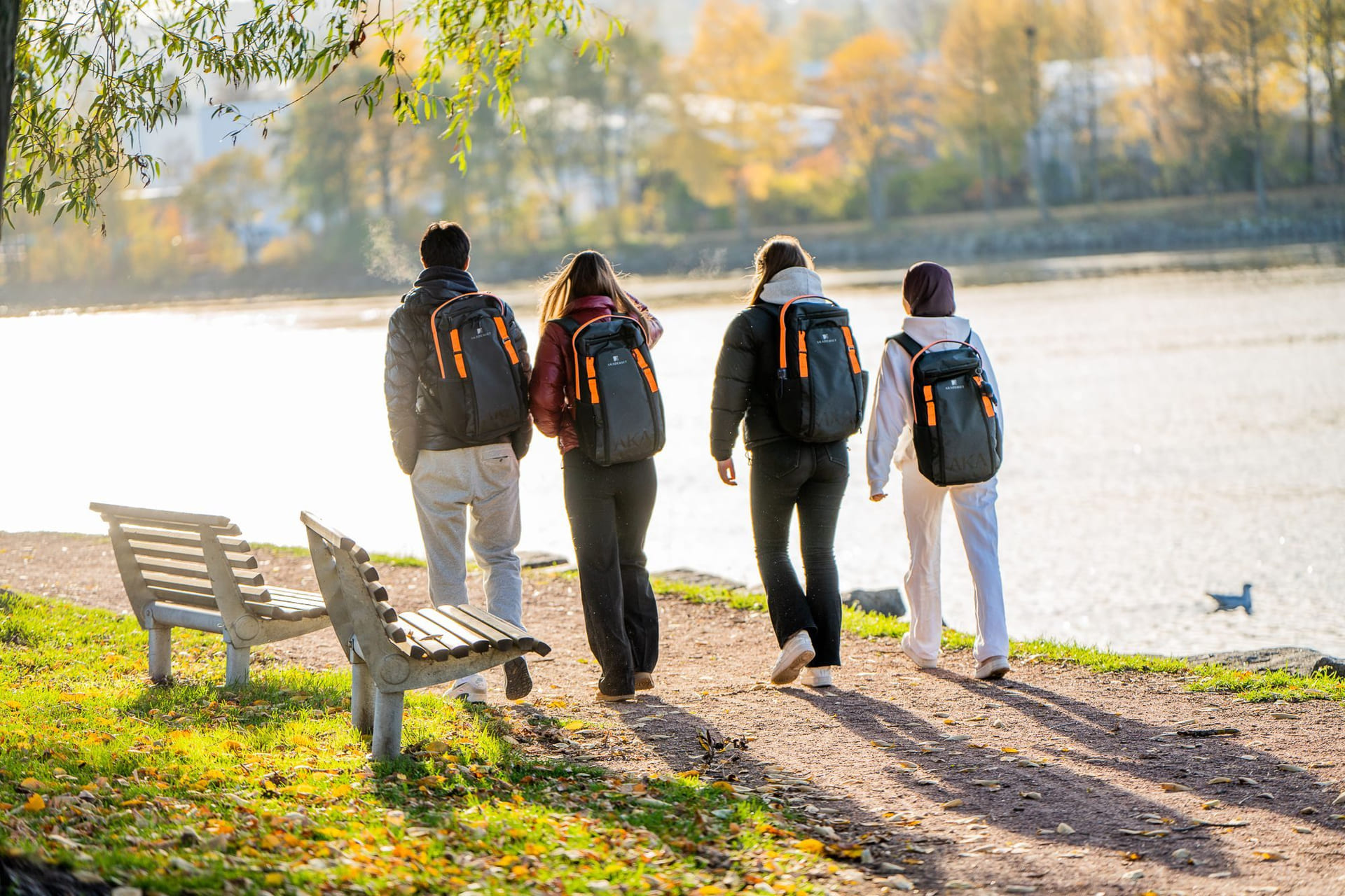 Fire elever fra Akademiet VGS går langs elvebredden